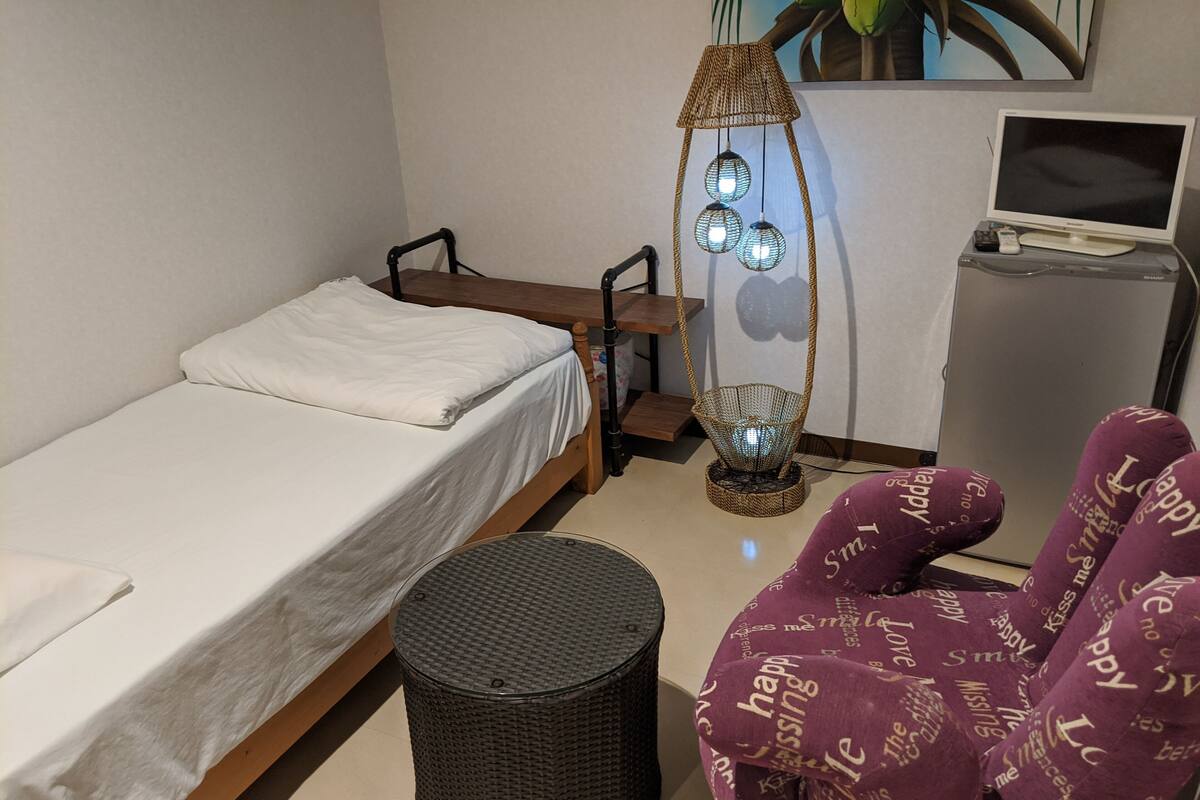 Iron/ironing board, free WiFi, bed sheets