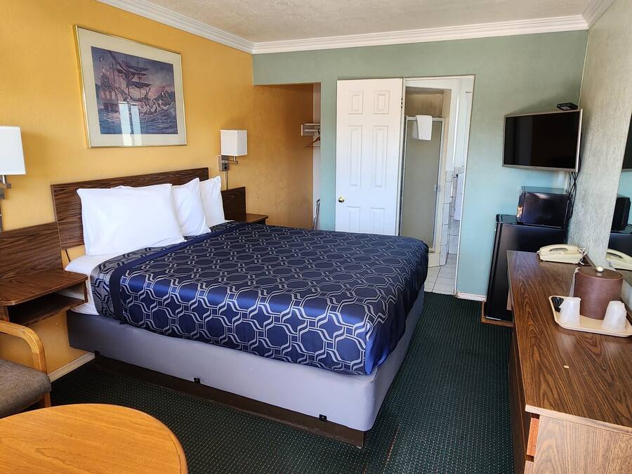 Chambre, 1 grand lit | Bureau, Wi-Fi gratuit, draps fournis