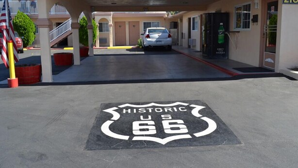 Un área de estacionamiento con la señalización 'Historic US 66'.
