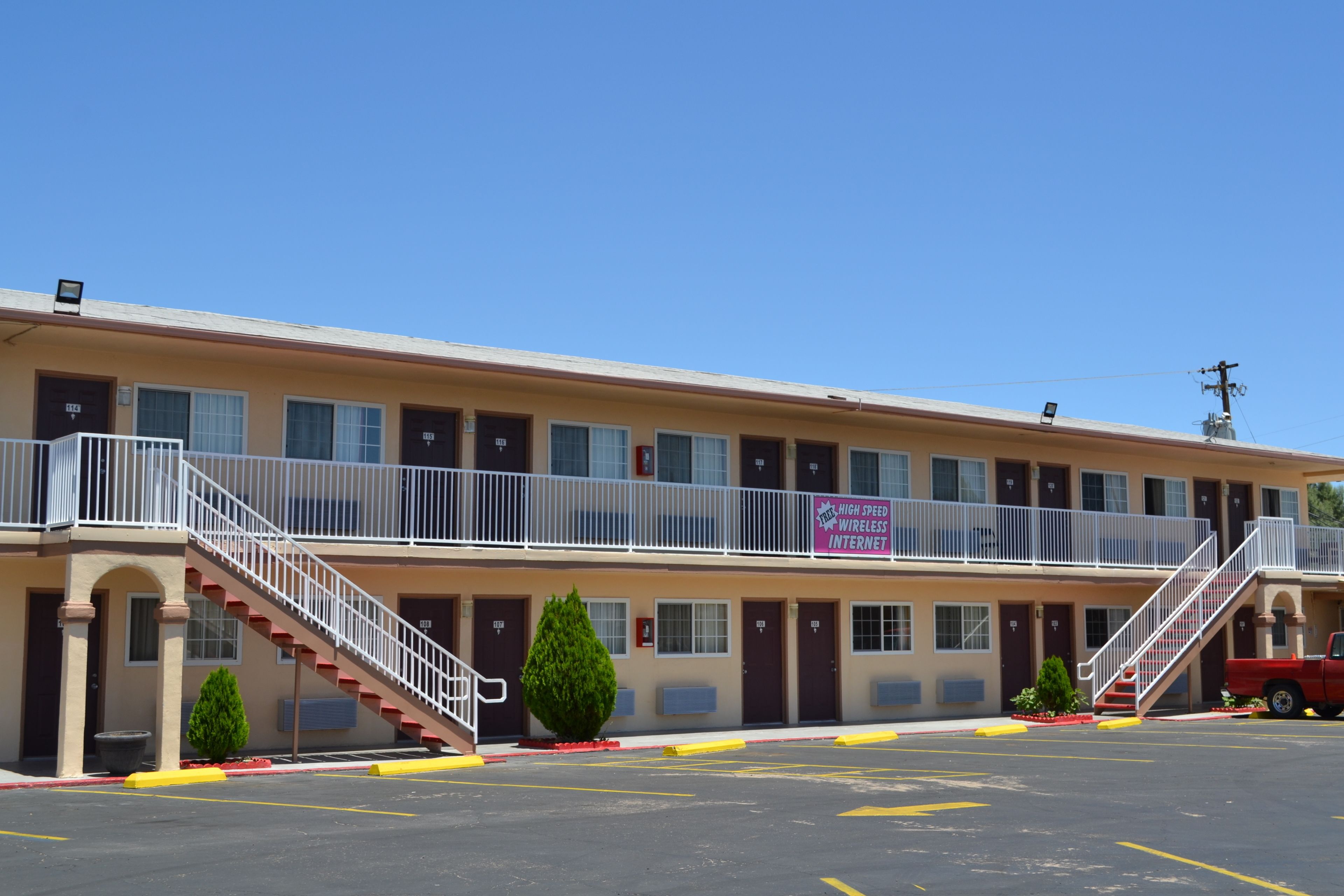 Vista frontal de la propiedad