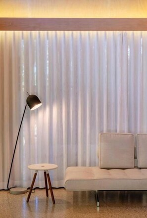 Suite studio Deluxe | Aire de séjour | Téléviseur à écran plat de 32 po avec télévision numérique, téléviseur