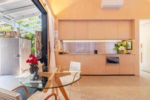 Frigobar, microondas, placa de cocina, cafetera/tetera