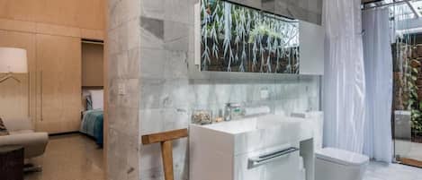 Suite estudio Deluxe | Baño | Tina y regadera independientes, tina profunda, regadera tipo lluvia