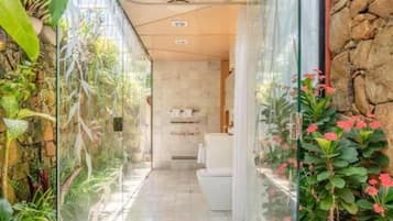 Deluxe Studio Suite | Bathroom | Separate bathtub and shower, deep-soaking bathtub, rainfall showerhead