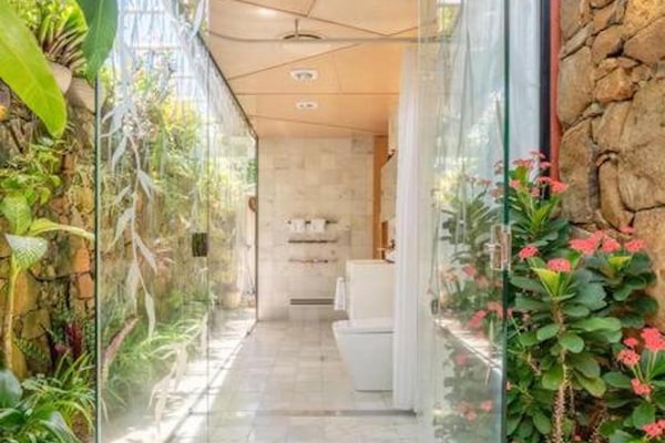Deluxe Studio Suite | Bathroom