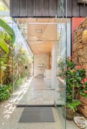 Deluxe-Studiosuite | Badezimmer | Badewanne und Dusche (separat), Komfortbadewanne, Regendusche