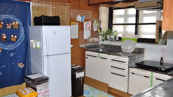 Casa rural | Cuina privada | Frigorífic gran, microones, cafetera i tetera i bullidora elèctrica