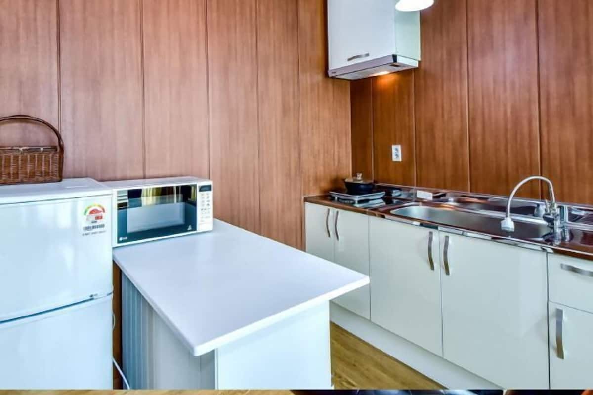 Cuisine privée | Réfrigérateur, micro-ondes, plaque de cuisson, bouilloire électrique