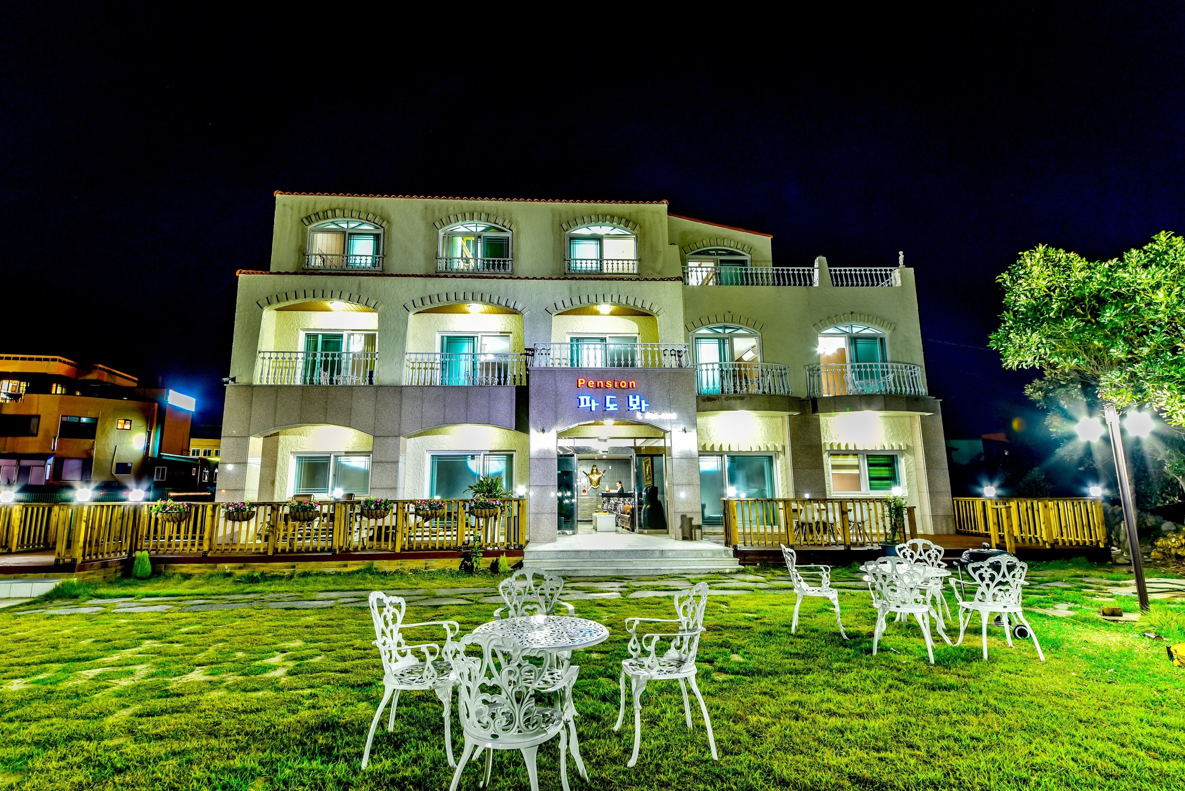 숙박 시설 정면 - 저녁/밤