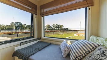 尊榮獨棟房屋, 2 間臥室, 河景, 面海 | 起居區 | 40-吋智慧型電視、數位頻道、電視、Netflix