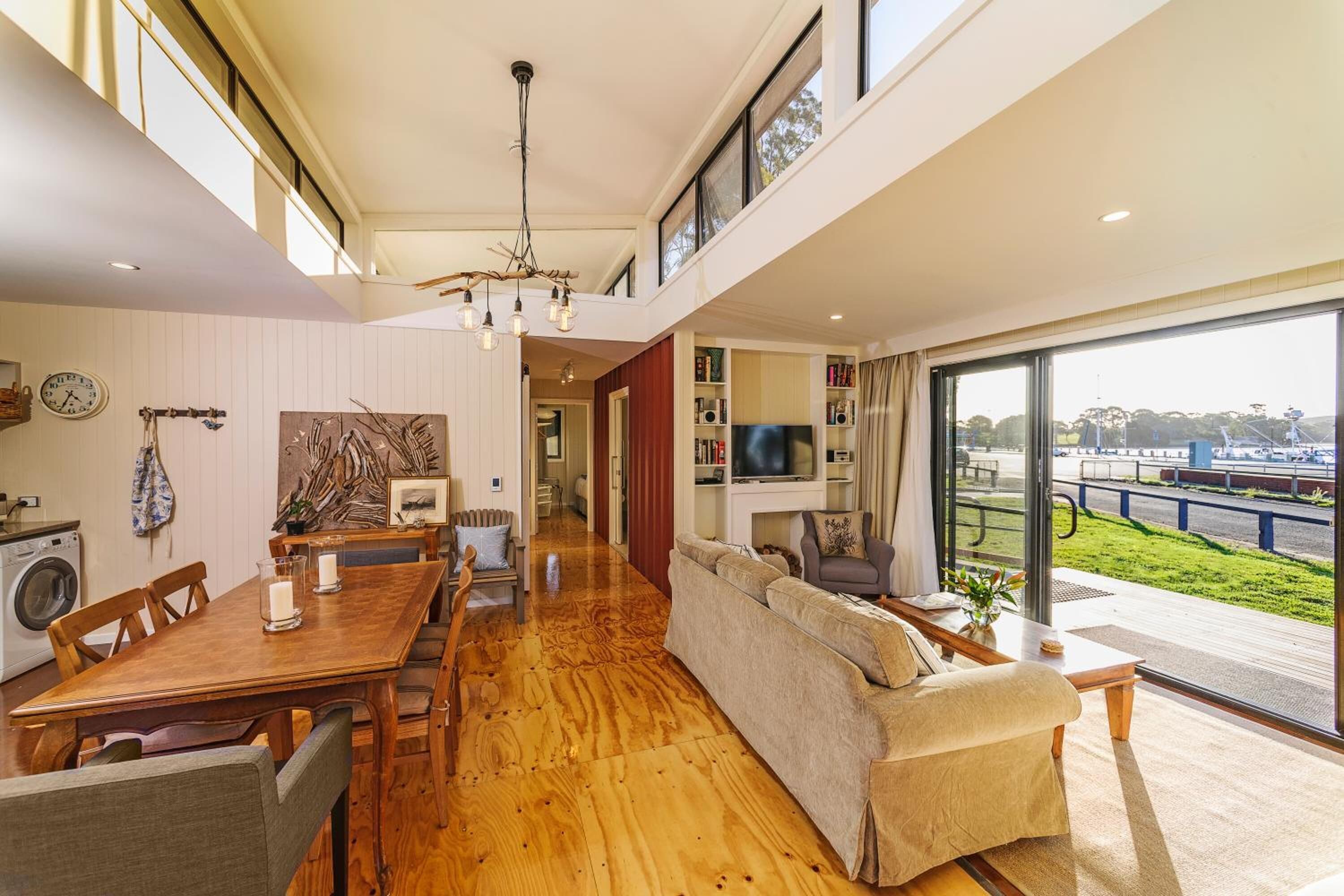 smart tv, netflix, dvd player, streaming services