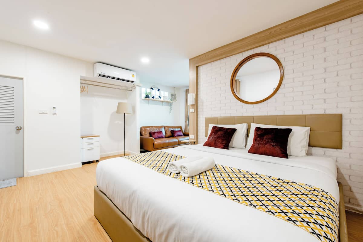 Deluxe Suite Room | 1 bedroom, minibar, iron/ironing board, free WiFi