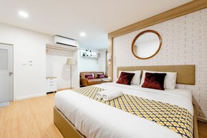 Minibar, tabla de planchar con plancha, wifi gratis y ropa de cama 