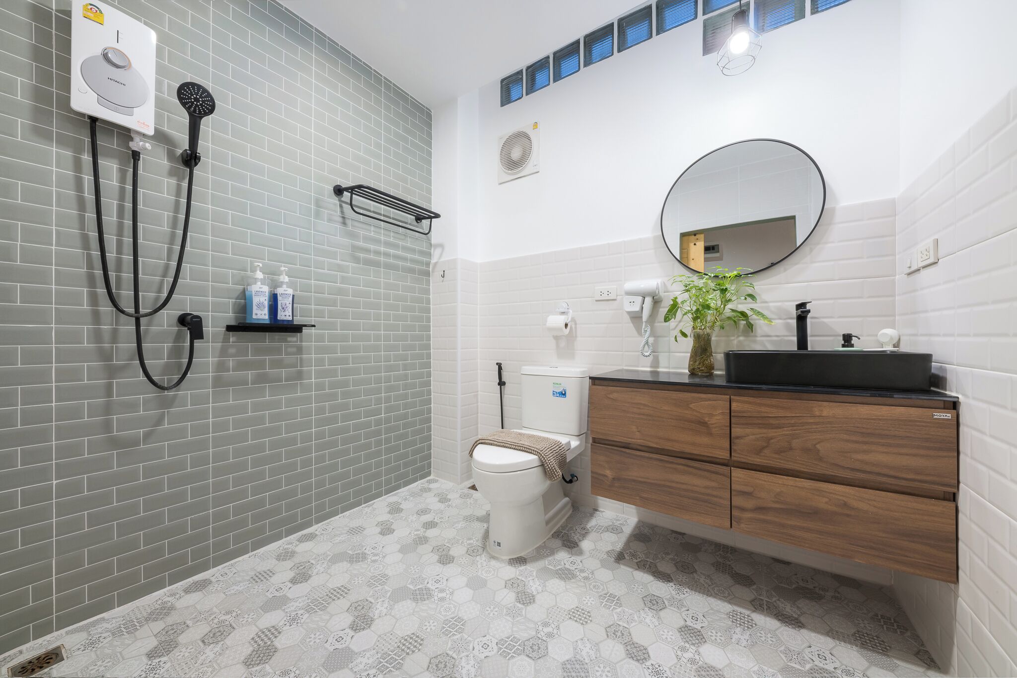 Minibar, iron/ironing board, free WiFi, bed sheets