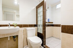 Deluxe Suite Room | Baño | Regadera, amenidades de baño gratuitas, toallas 