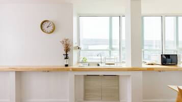 Deluxe Suite Room | Einkaeldhús | Ísskápur