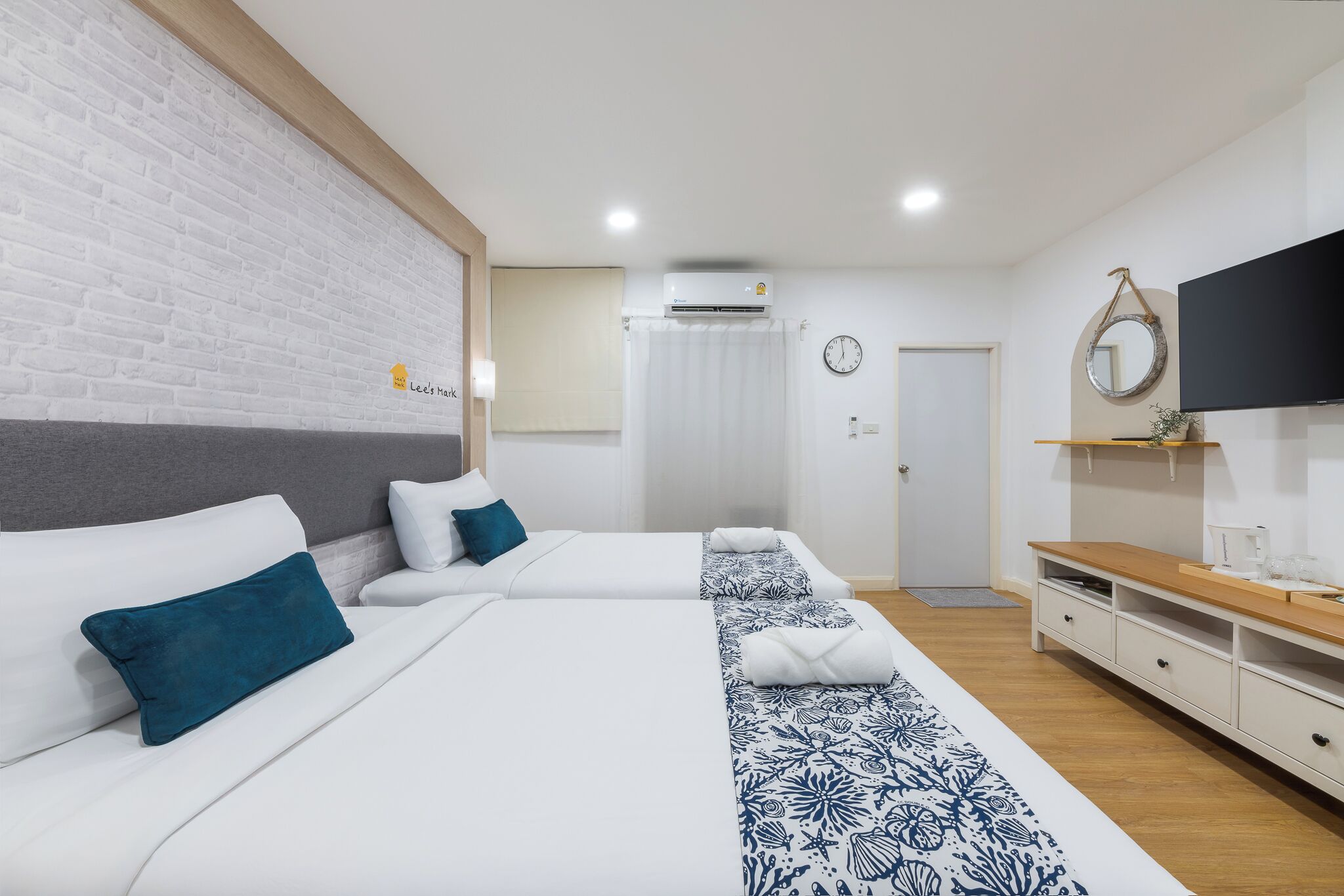 Minibar, tabla de planchar con plancha, wifi gratis y ropa de cama 