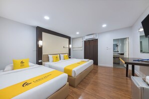 Habitación triple Deluxe | Minibar, tabla de planchar con plancha, wifi gratis y ropa de cama 