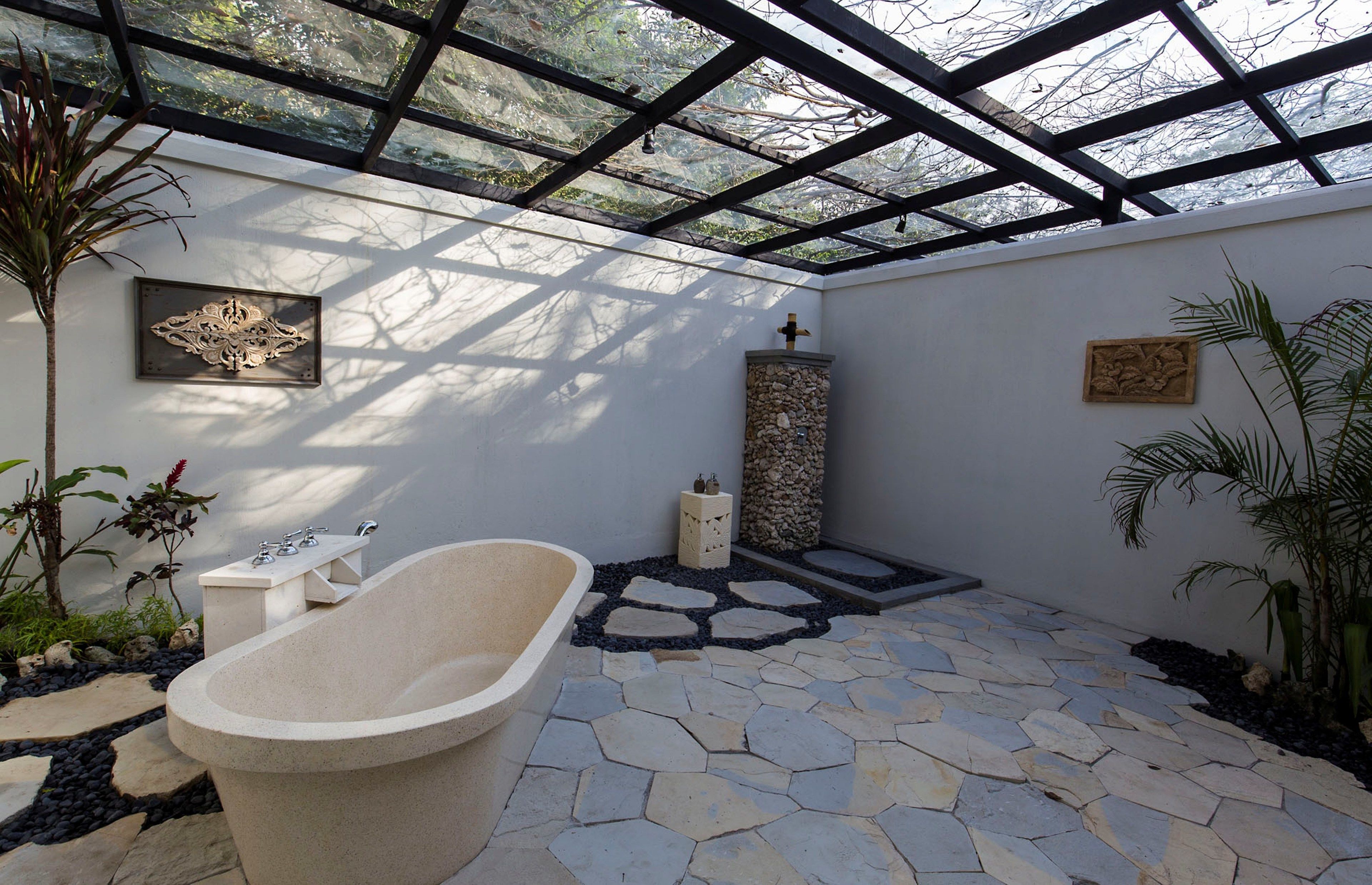 separate bathtub and shower, eco-friendly toiletries, hair dryer