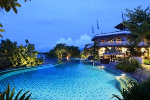 Outdoor pool, free pool cabanas, pool umbrellas