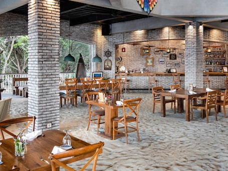 2 restaurantes, se sirve desayuno