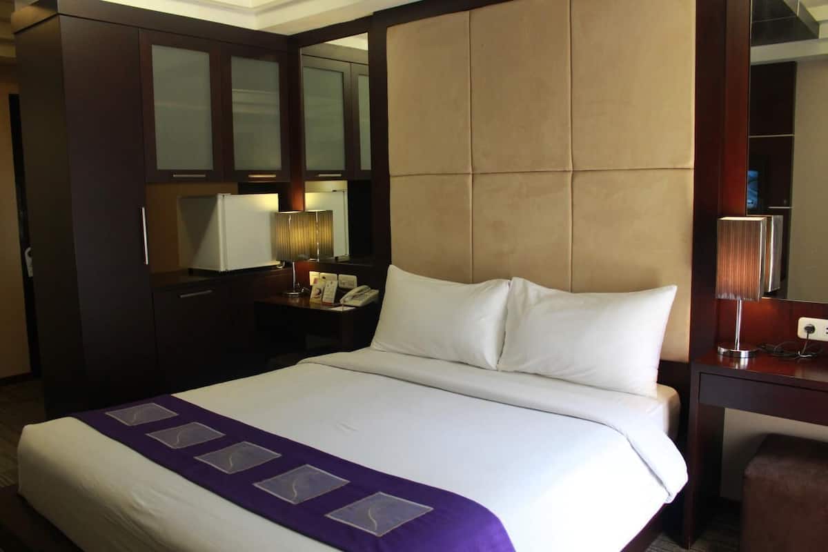 Premium bedding, desk, iron/ironing board, rollaway beds