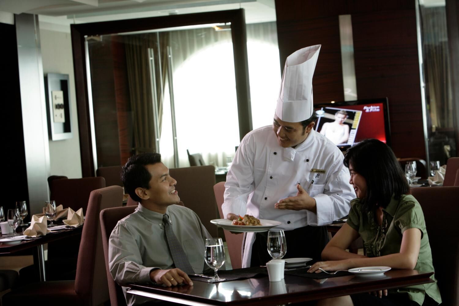 朝食、ラン チ、ディナーに営業 (多国籍料理)