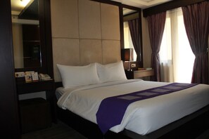 Metro Deluxe, 2 Single Beds | Premium bedding, desk, iron/ironing board, rollaway beds - Metro Hotel (Cikarang)