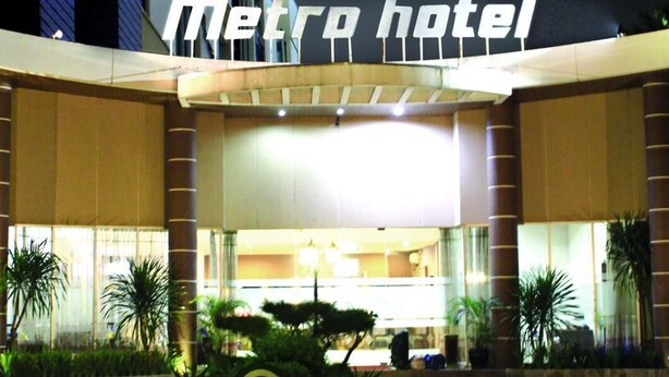 Hotellets facade med et tydeligt skilt, der viser "Metro Hotel".