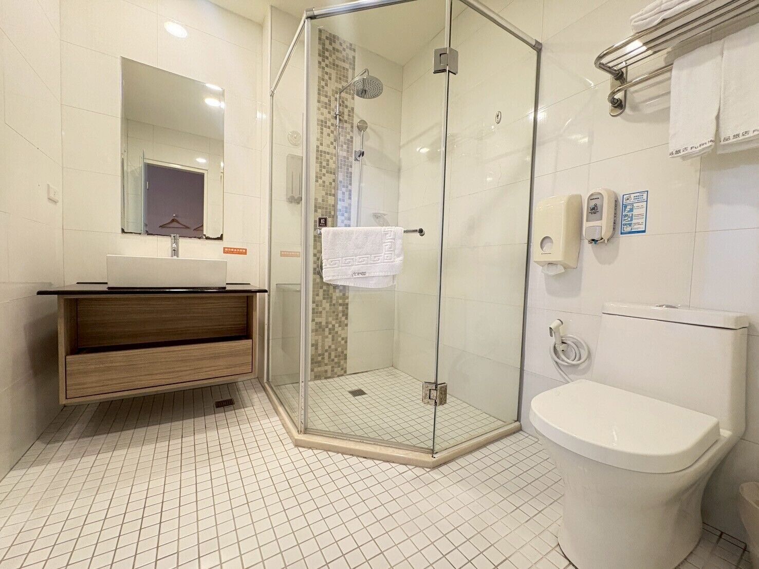 standard double room | bathroom | free toiletries, hair dryer, slippers, towels