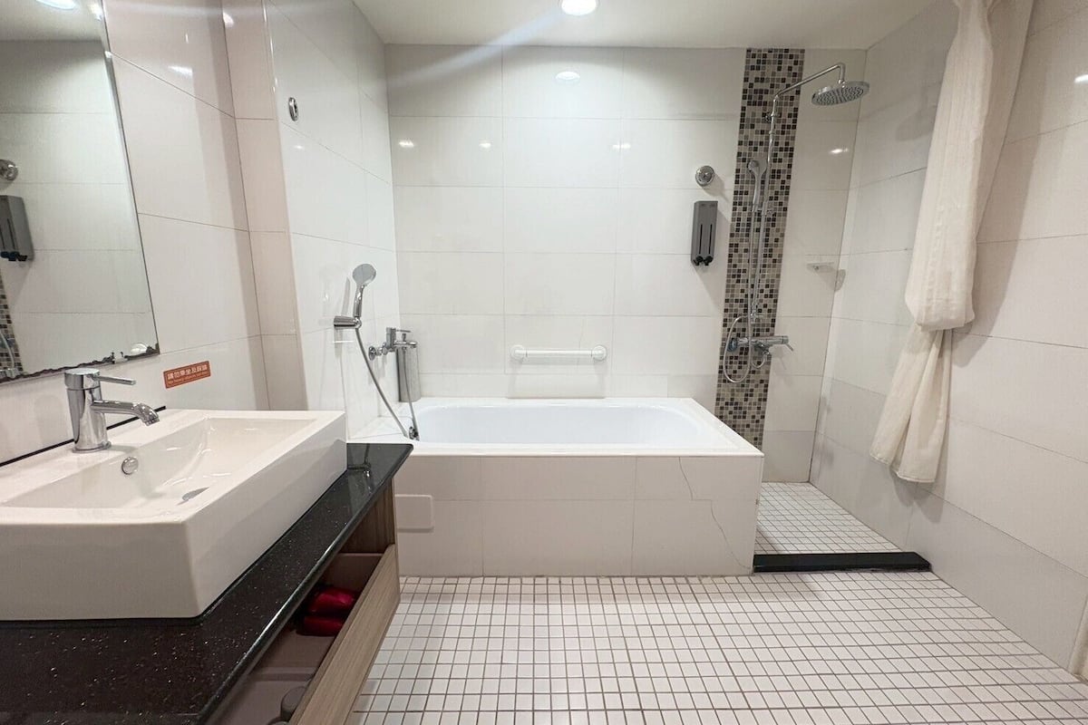 deluxe triple room | bathroom | free toiletries, hair dryer, slippers, towels