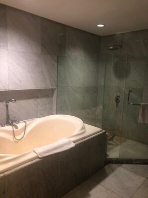 Suite Présidentielle | Salle de bain | Articles de toilette gratuits, sèche-cheveux, chaussons