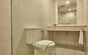 Kostenlose Toilettenartikel, Haartrockner, Hausschuhe, Handtücher