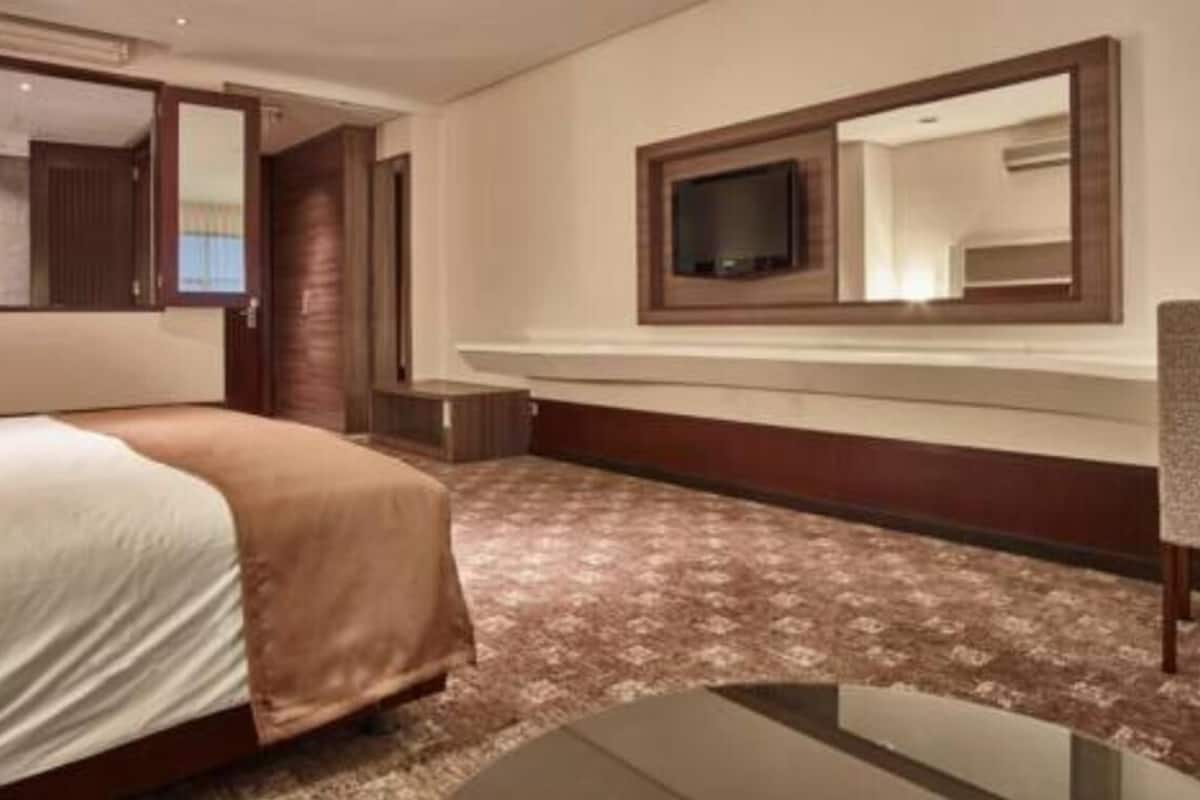 Executive Suite | 1 bedroom, premium bedding, minibar, in-room safe
