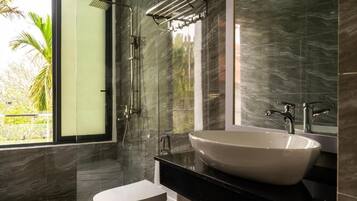 Shower, rainfall showerhead, free toiletries, towels