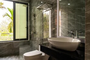 Shower, rainfall showerhead, free toiletries, towels - Rice Field Homestay (Da Nang)