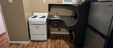 Kühlschrank, Mikrowelle, Wasserkocher mit Kaffee-/Teezubehör