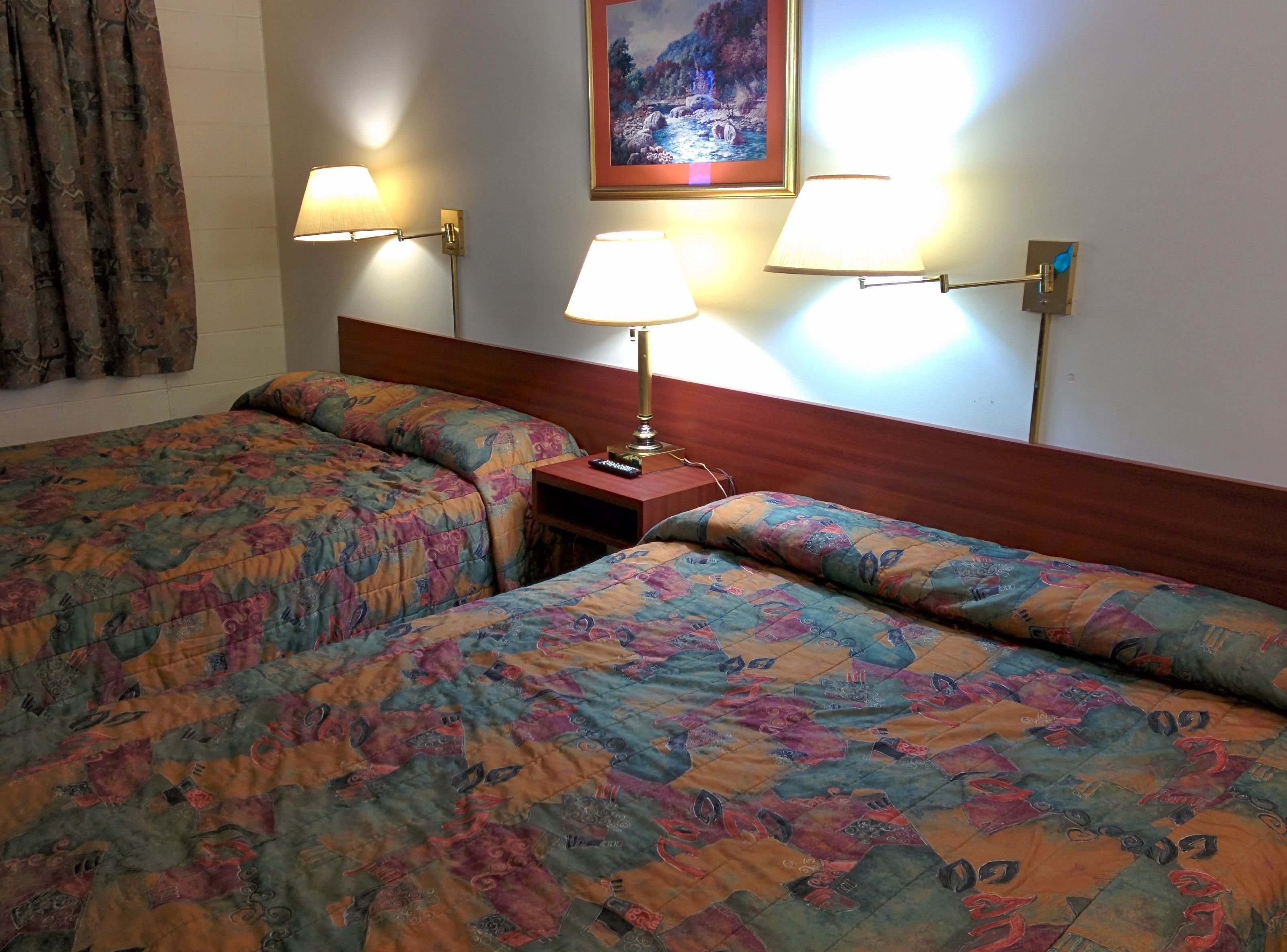 Habitación doble, 2 camas dobles | Escritorio, wifi gratis, ropa de cama