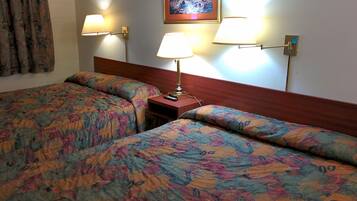 Habitación doble, 2 camas dobles | Escritorio, wifi gratis, ropa de cama