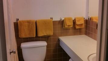 Ducha y bañera combinadas y toallas