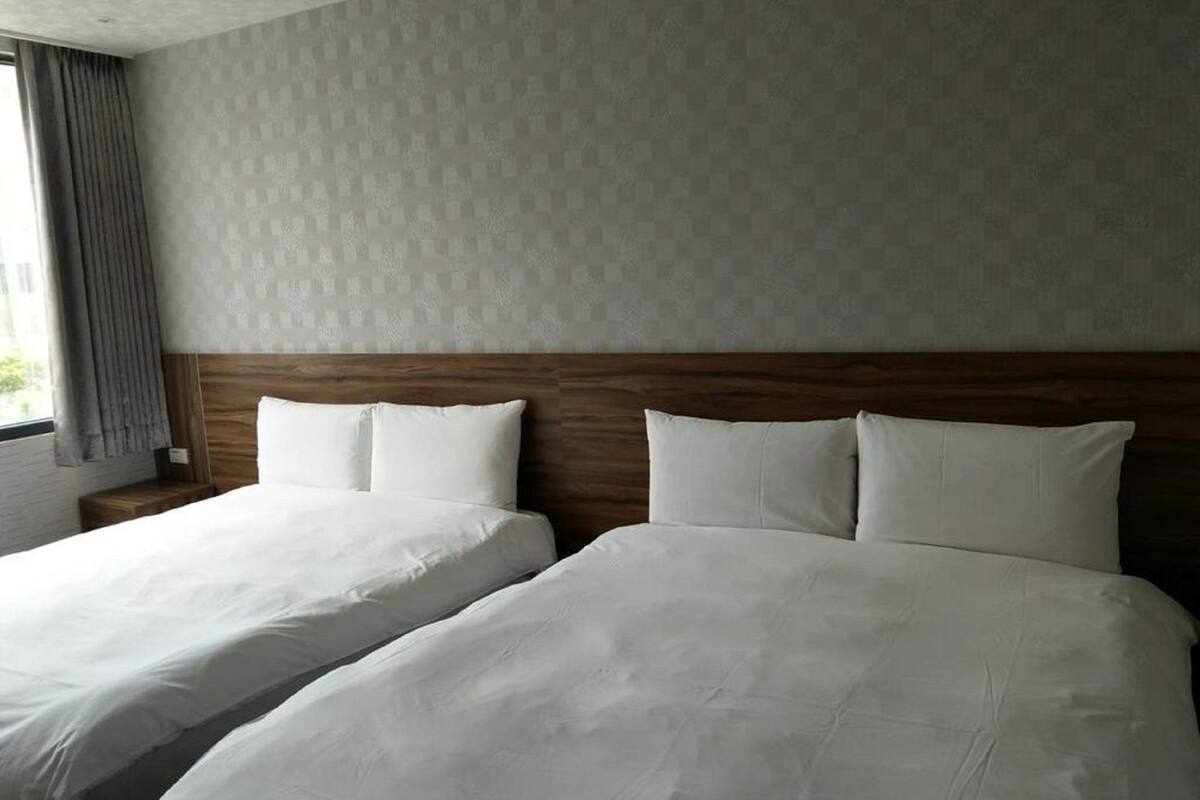 Quadruple Room | Desk, soundproofing, WiFi (free)