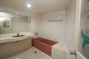 Chambre classique double | Salle de bain | Baignoire profonde, articles de toilette (gratuits), séchoir à cheveux