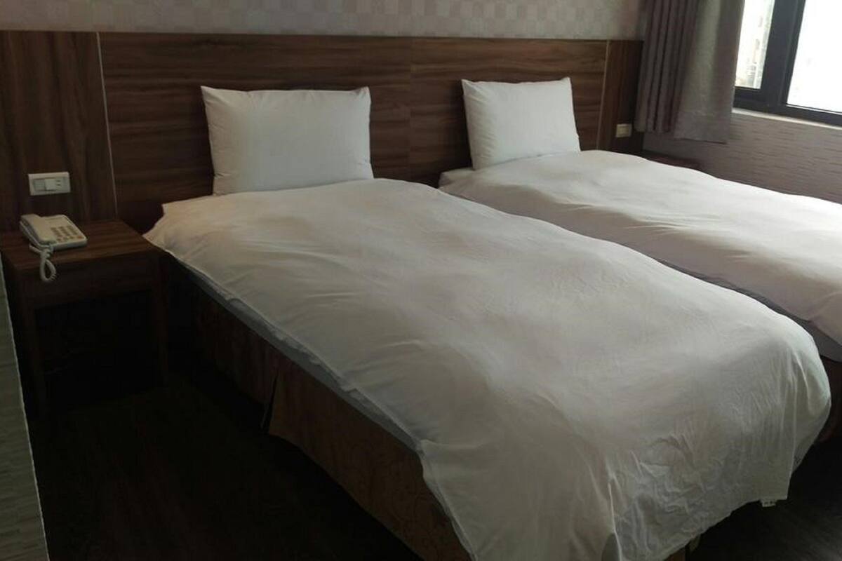 Business Twin Room | Desk, soundproofing, WiFi (free)