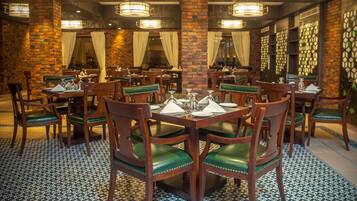 2 restaurants, lunch, dinner served; international cuisine