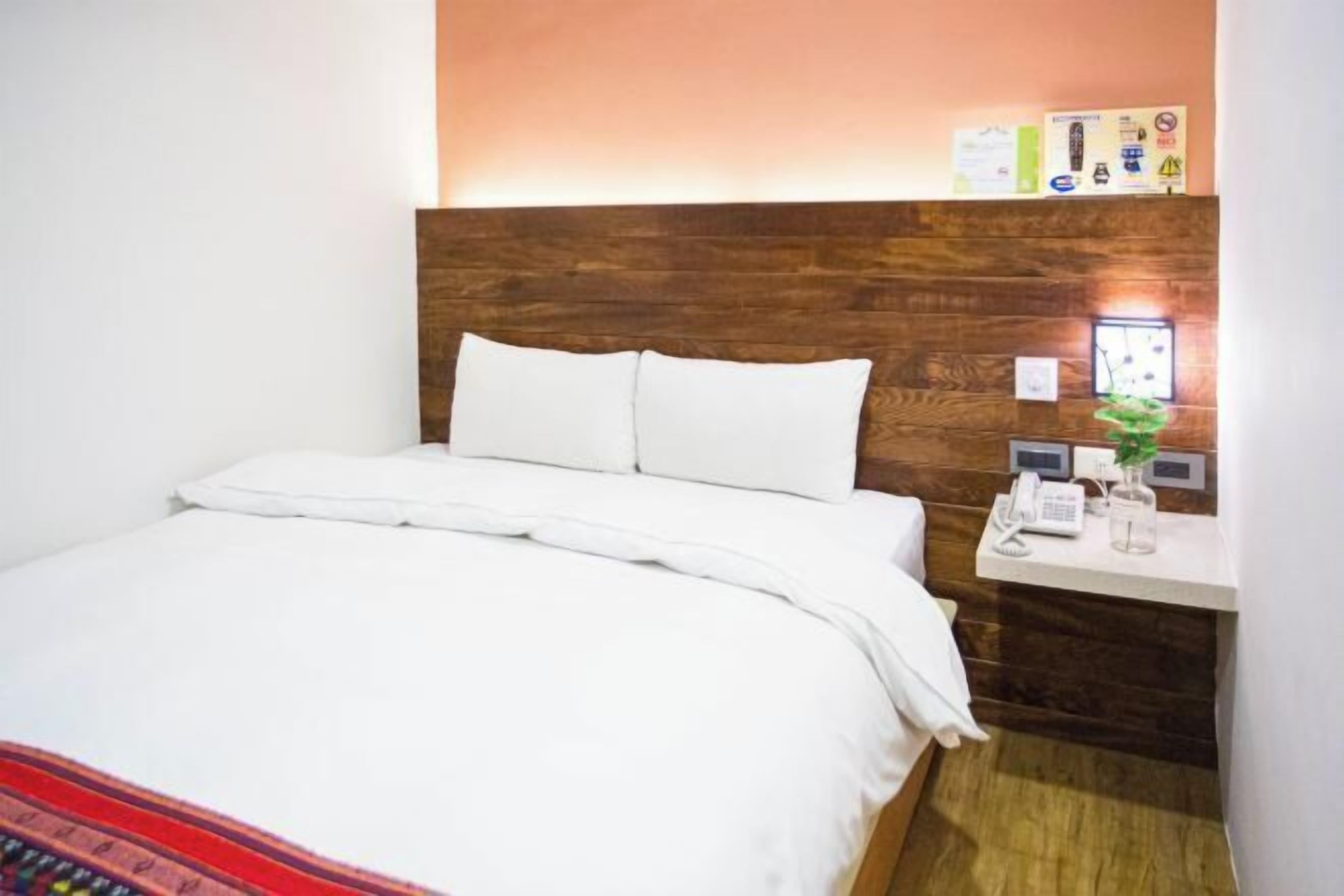 Desk, iron/ironing board, rollaway beds, free WiFi