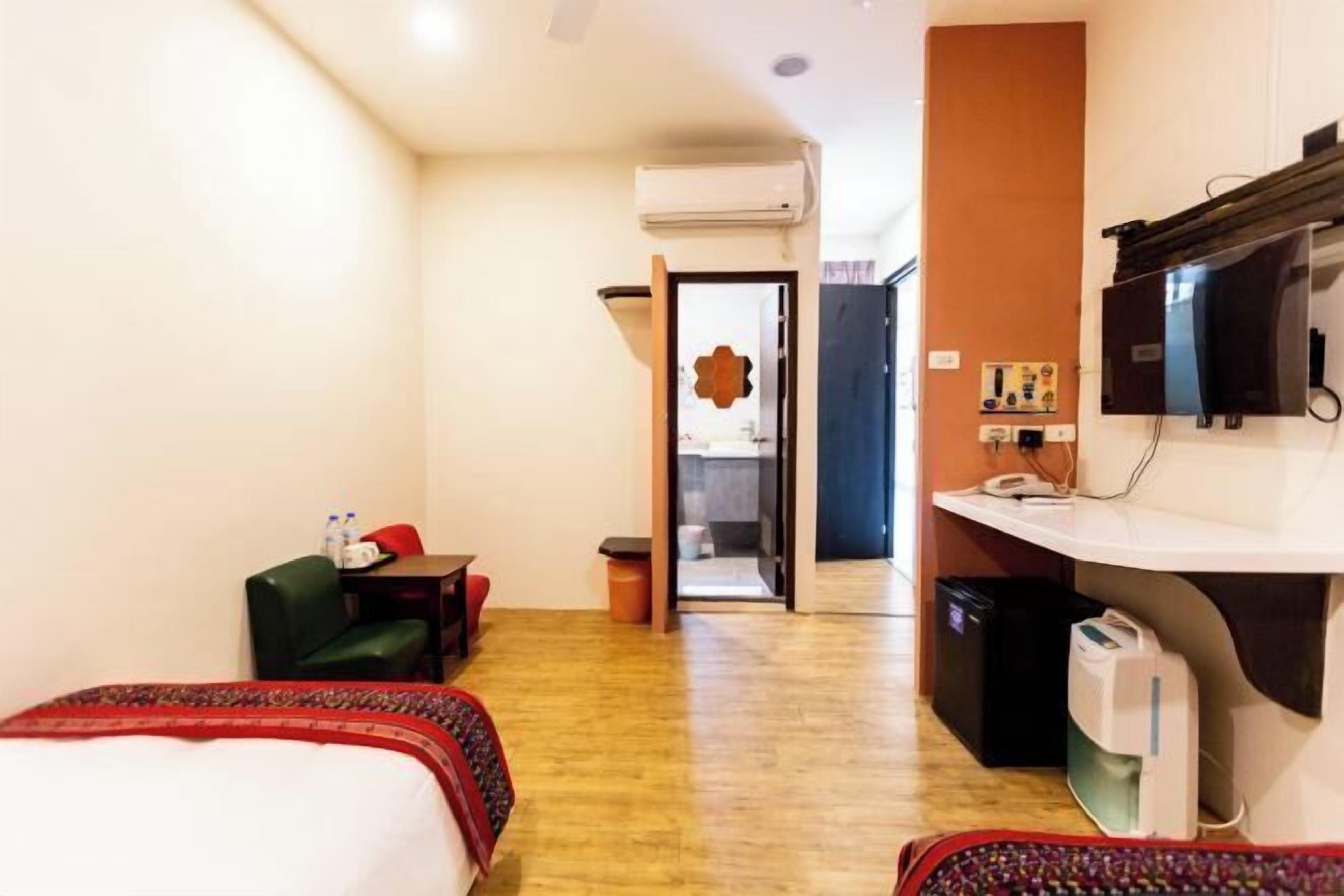 Desk, iron/ironing board, rollaway beds, free WiFi