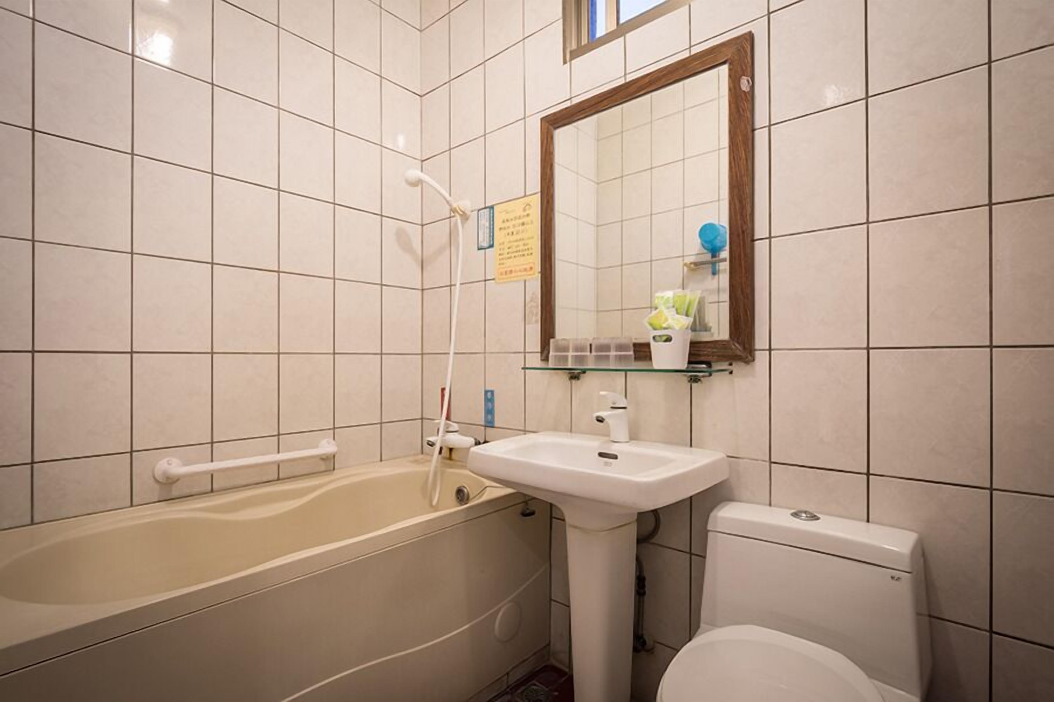 Un baño con bañera, lavabo e inodoro.