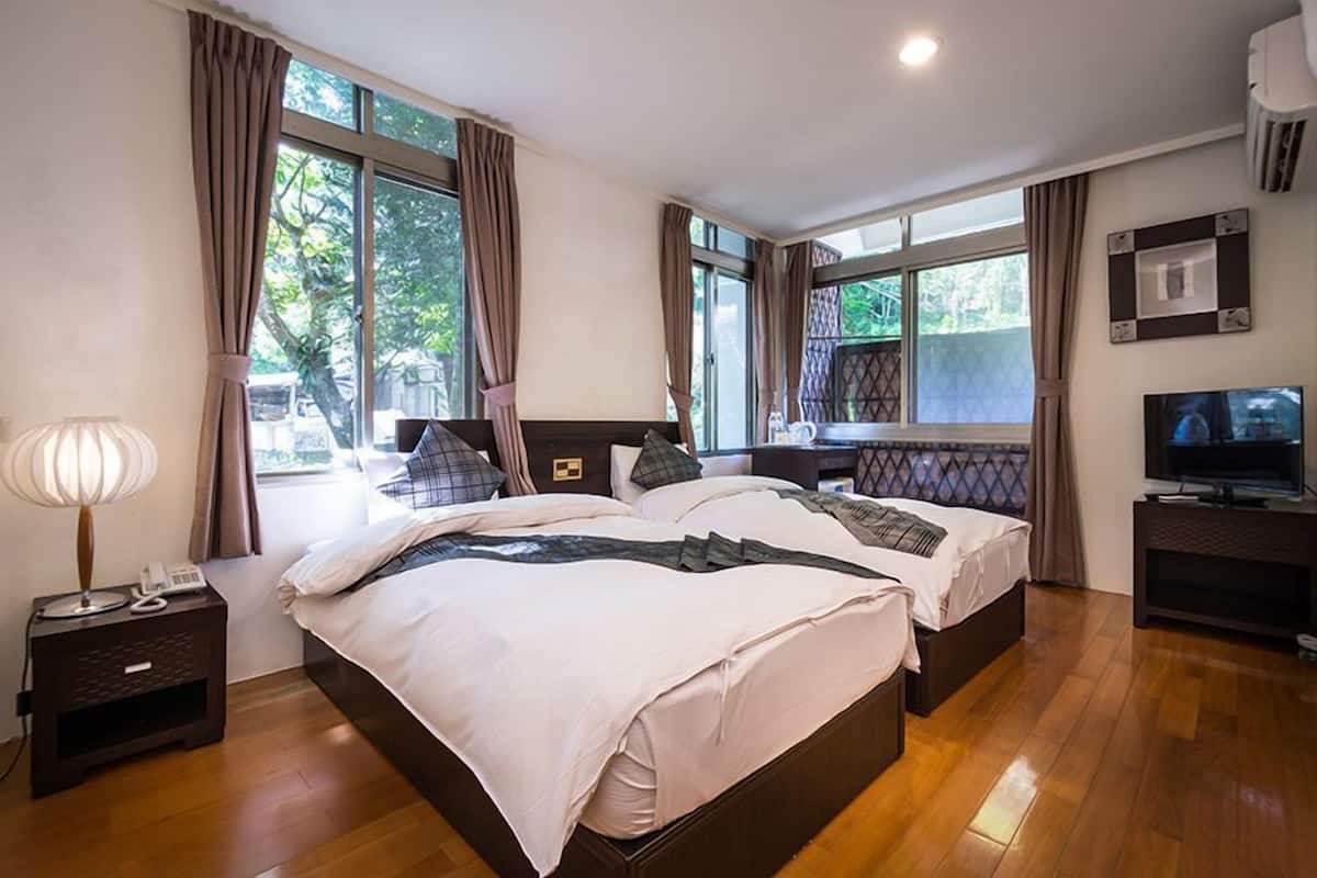 Habitación doble Deluxe | Escritorio, tabla de planchar con plancha, camas extra y wifi gratis