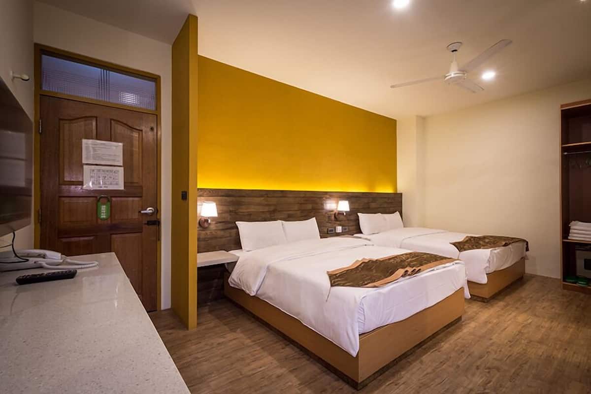 Habitación cuádruple familiar | Escritorio, tabla de planchar con plancha, camas extra y wifi gratis