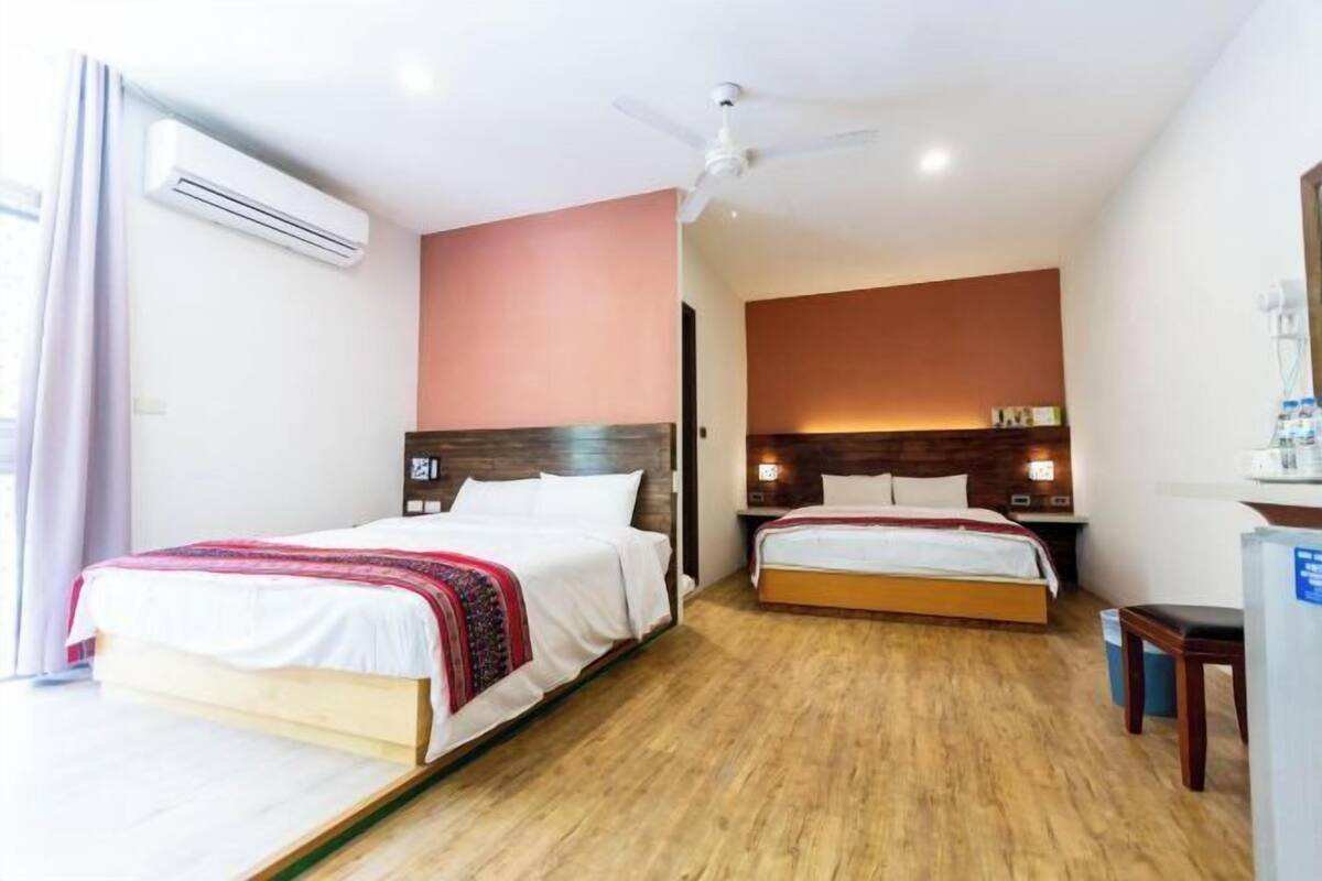 Meja kerja, setrika/meja setrika, dan tempat tidur lipat/tambahan